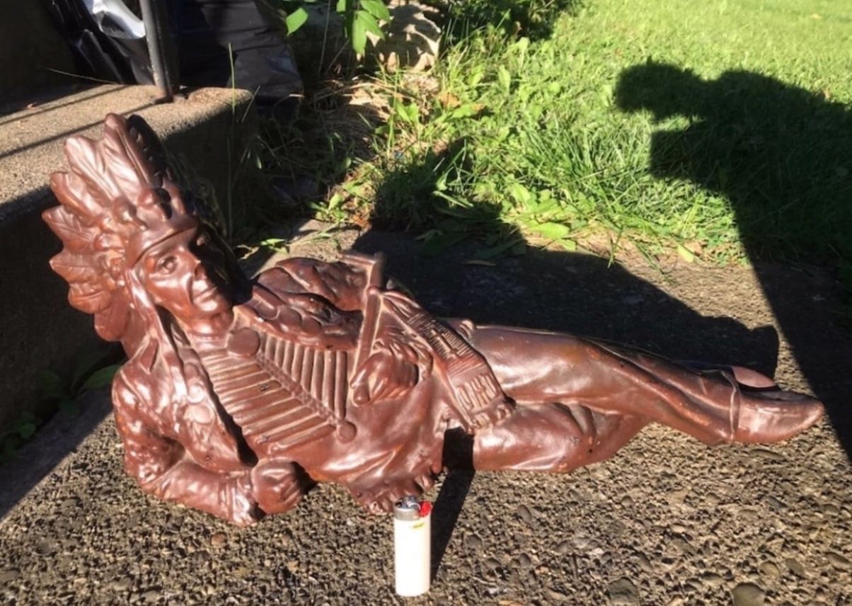 Vintage indian chief statue brown signed (see pictures) Native American Good shape some wear a little chipping on couple feathers ( see pictures)