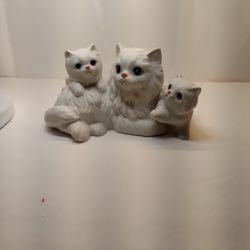 Vintage Homco Persian Cat With Two Kittens Figurine #1412 Longhaired Blue Eyes 