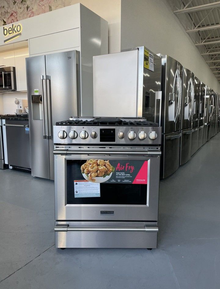 BRAND NEW Frigidaire Professional 30 Stainless Steel  Range With Air Fry - PCFGAF BXVY
