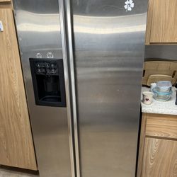 Refrigerator for Sale – Moving Out
