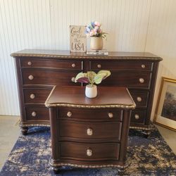 ALMOST NEW DRESSER SET