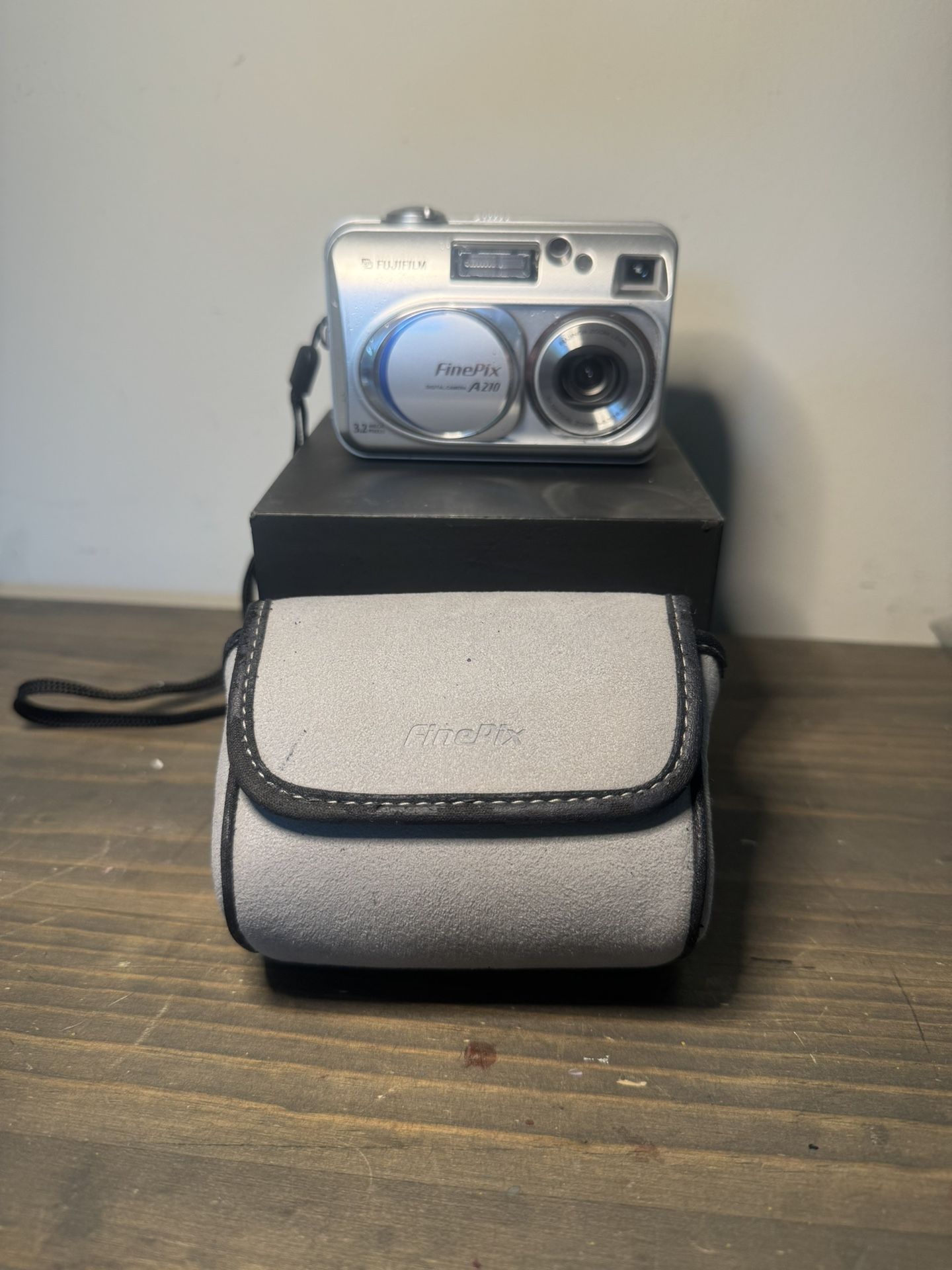 Working Fujifilm FinePix A210 Digital Camera 3.2 Mega Pixels. + Case