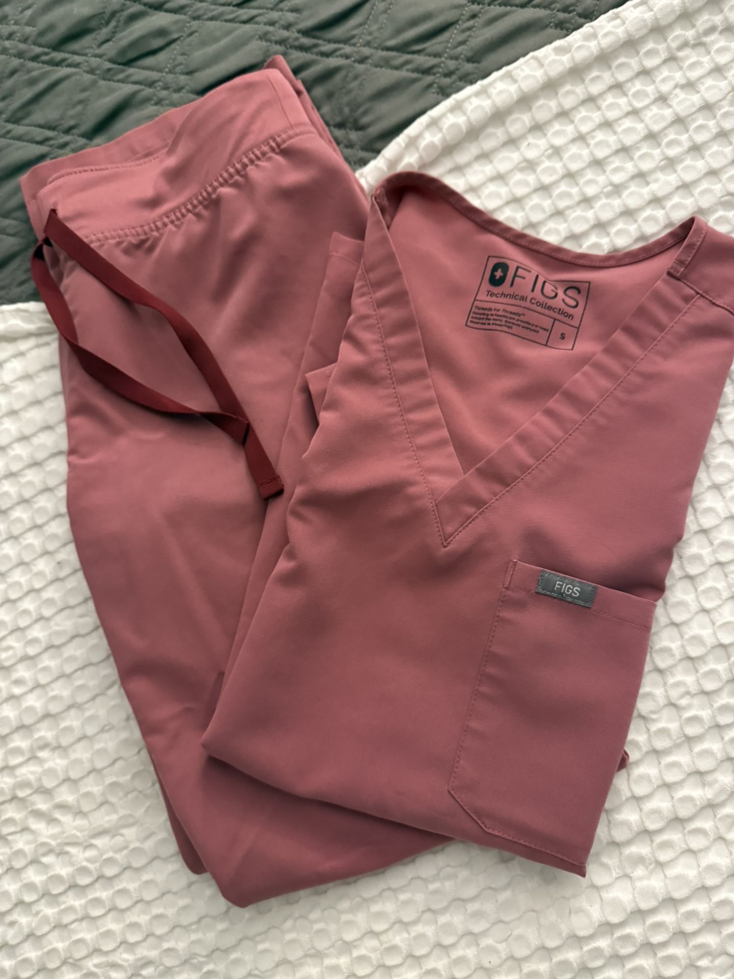 Limited Edition Figs scrubs Sets Petite Xs Bottoms, S Tops