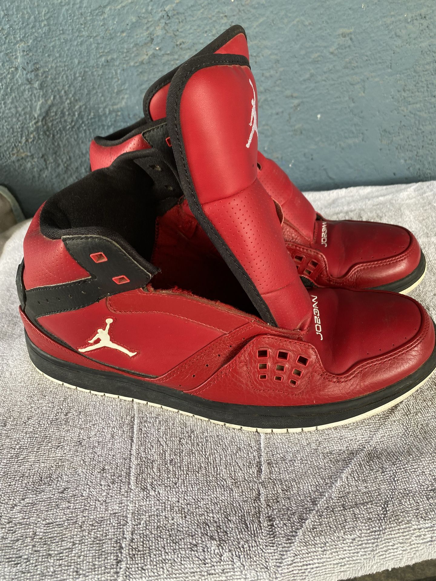 $80.00 VERY EXCELLENT CONDITION AIR JORDANS