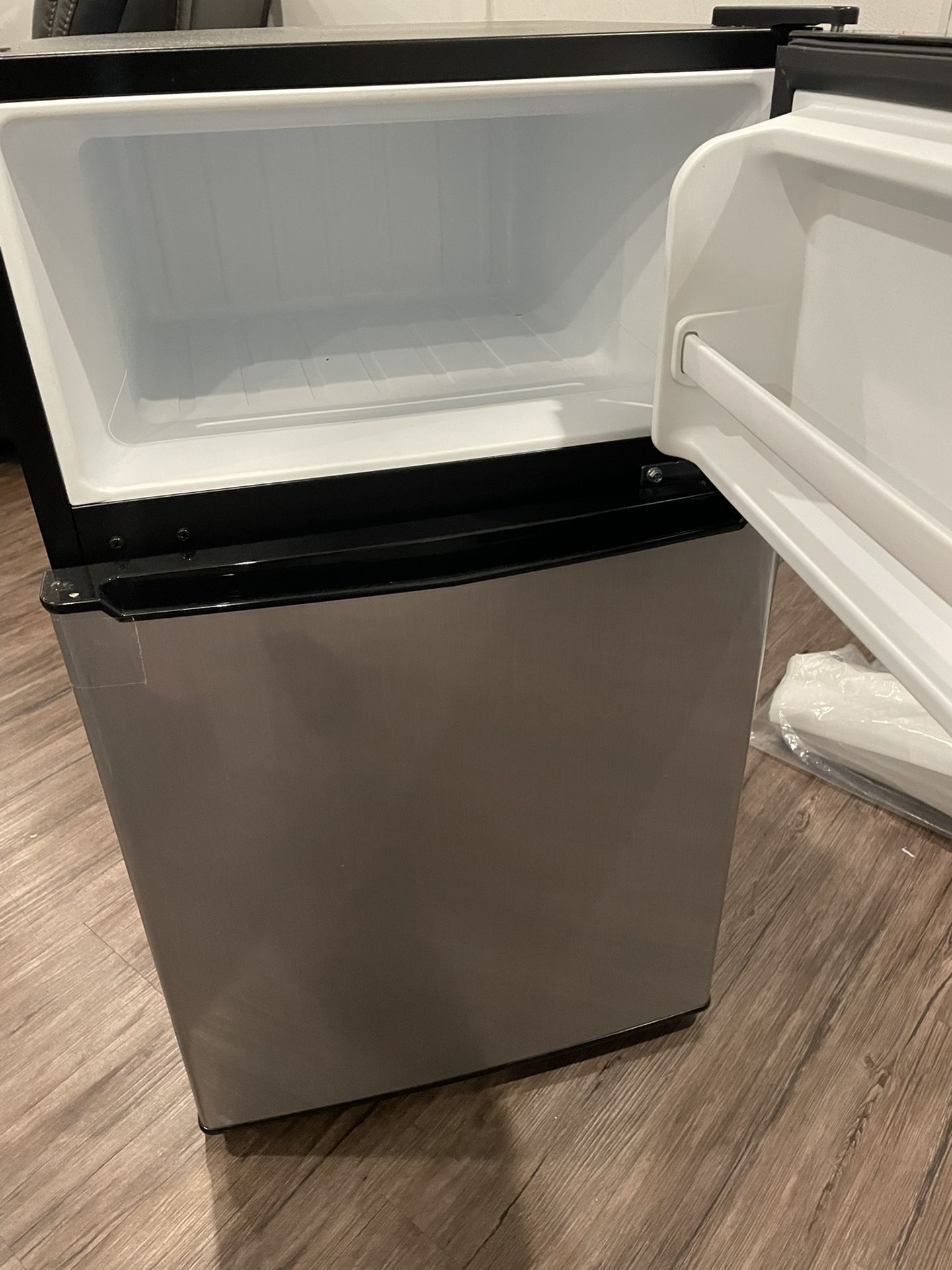 Whirlpool Mini Fridge for Sale in Los Angeles, CA OfferUp