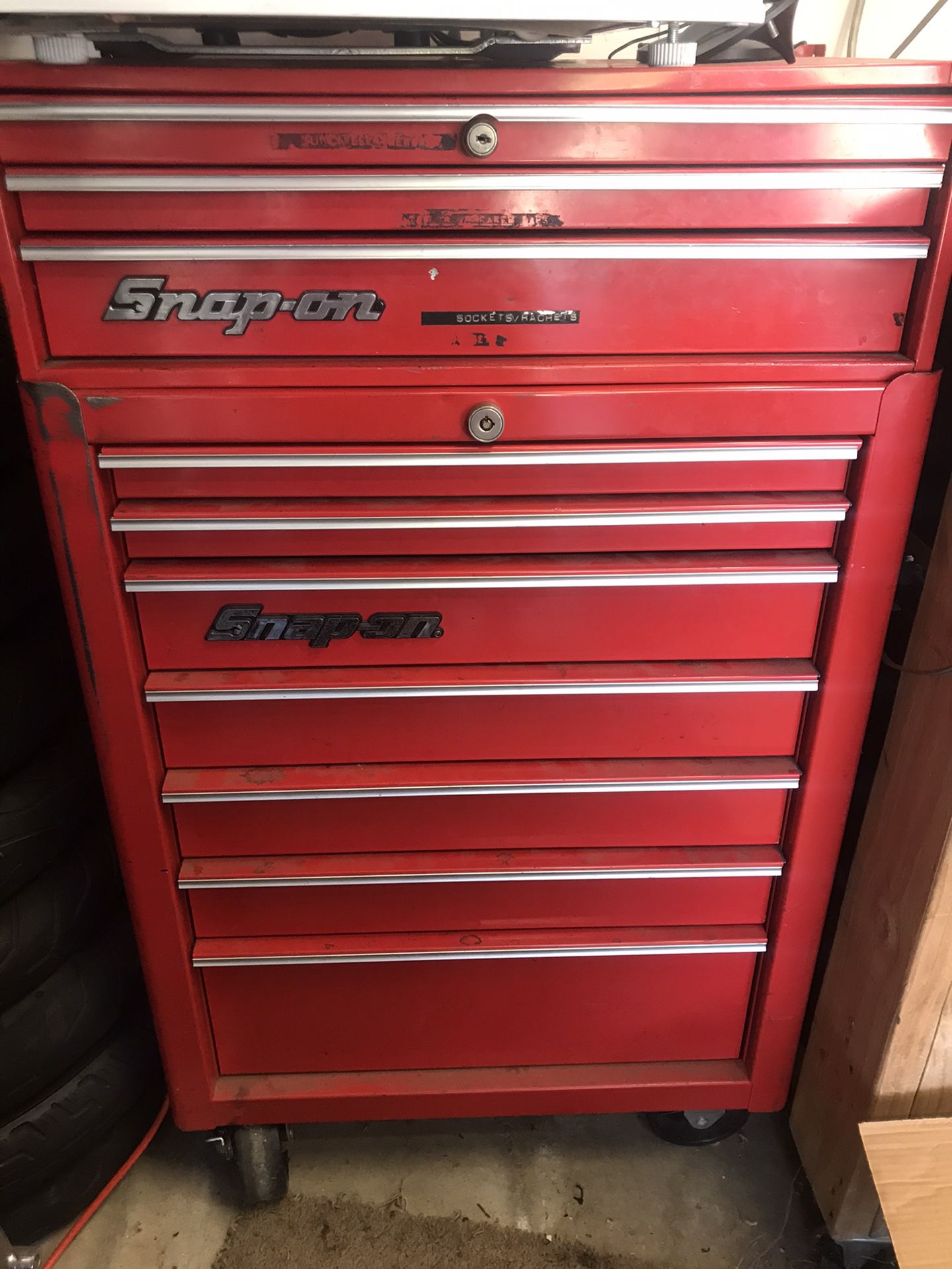 Snap on tool box with middle box