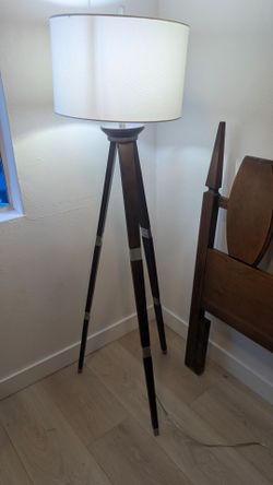 MCM tripod light