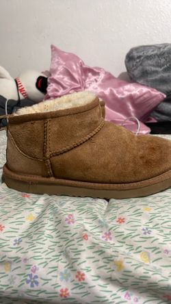 Girls Uggs size 2