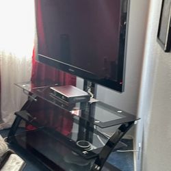 Televisión And Table 