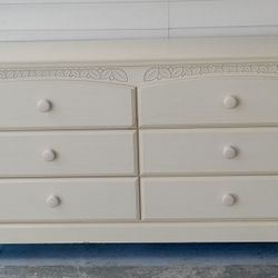 Beautiful Wooden white dresser!! L57xD16xH33”