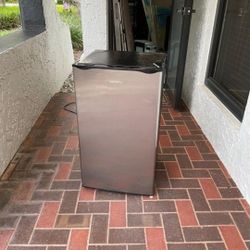 Medium Sized Fridge.. Perfect For Dorm!