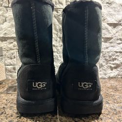 UGG’s size 5 black classic short Like New 