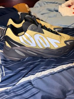 Yeezy 700 MNVN SIZE 10 (authentic )