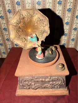 Vintage Mouse Old Fashioned Phonograph Wind Up Holiday Music Box