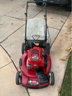 Toro 22” self propelled gas mower with bag (smart stow)
