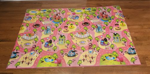 Rollmatz playmat in Excellent condition. 
Accessories are not included.
L 47in. W 78in.