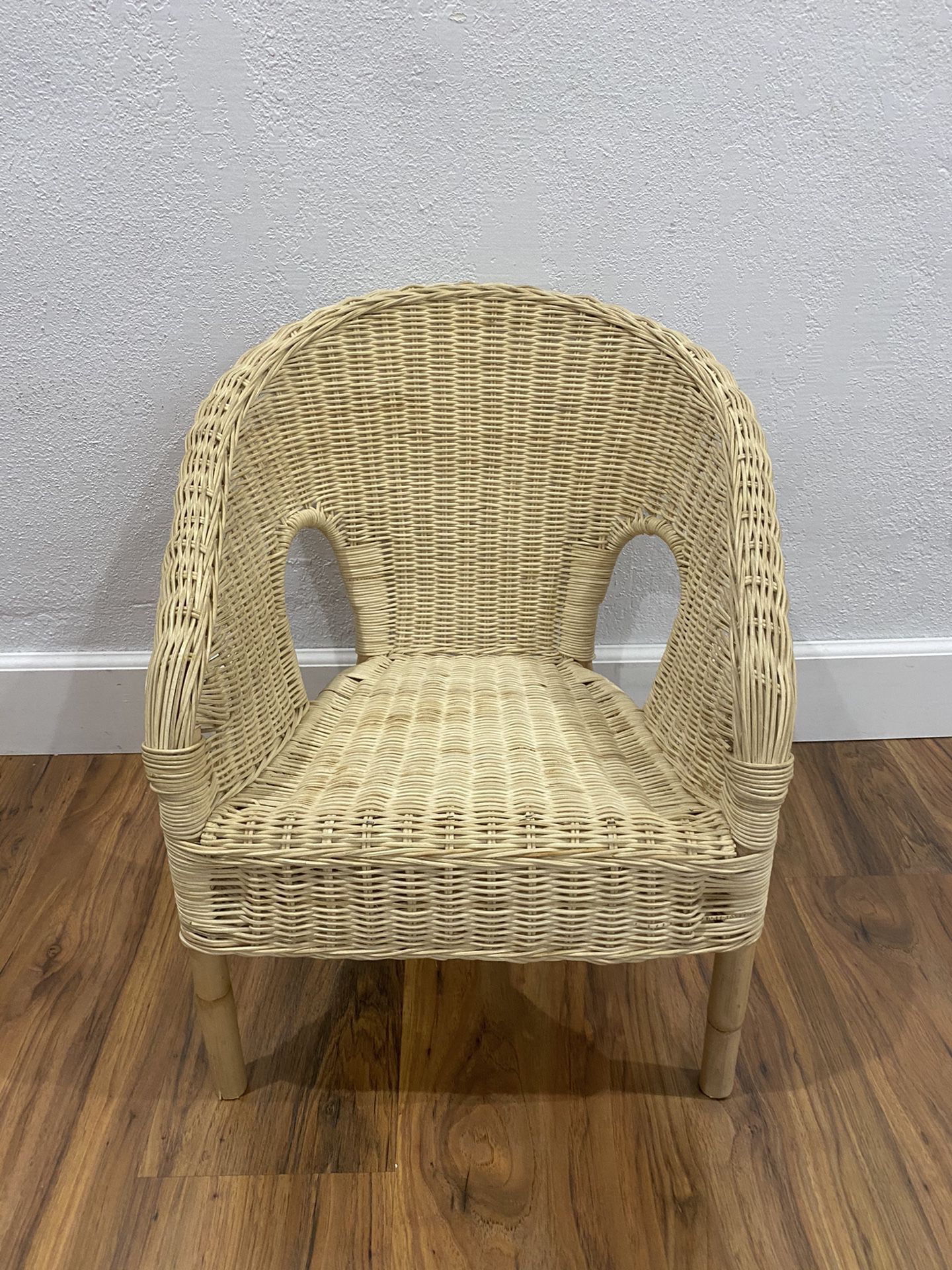 CRAZY CUTE toddlers and kids wicker chair
