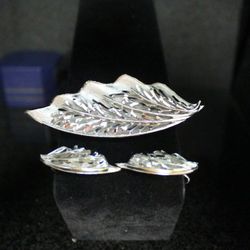 Vintage 40s 50s CORO set pin/brooch and earrings silver tone.