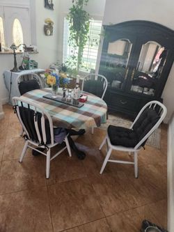 Solid oak 6 place dining room table & 6 chairs