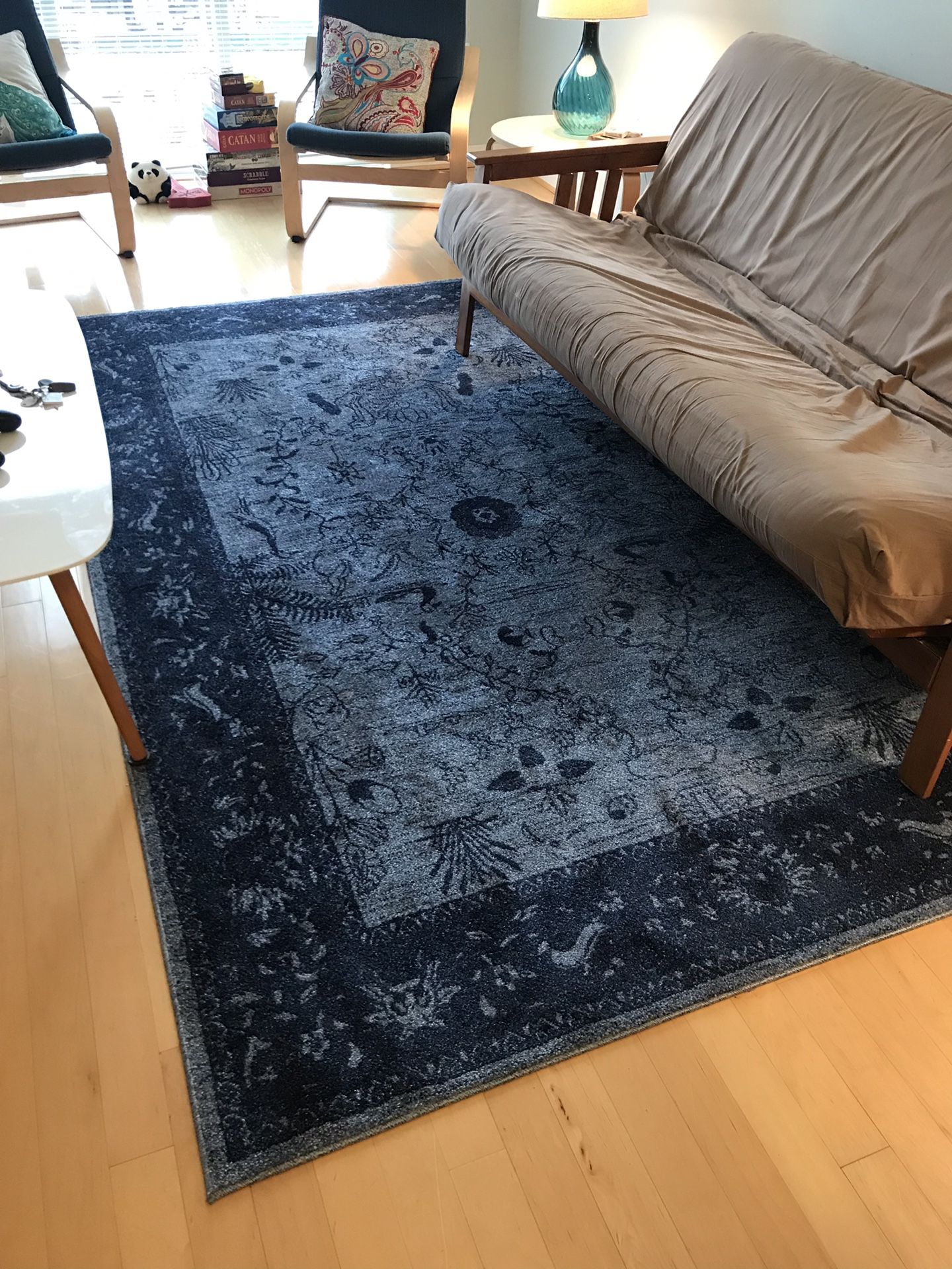 Blue area rug - like new!