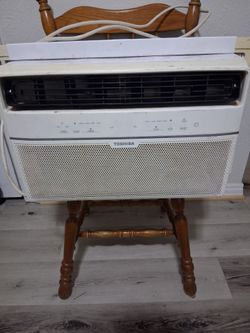 TOSHIBA  WINDOW UNIT - Works great  / Cold