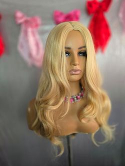 26" blonde synthetic hair wig new  wavy  styled  with clips