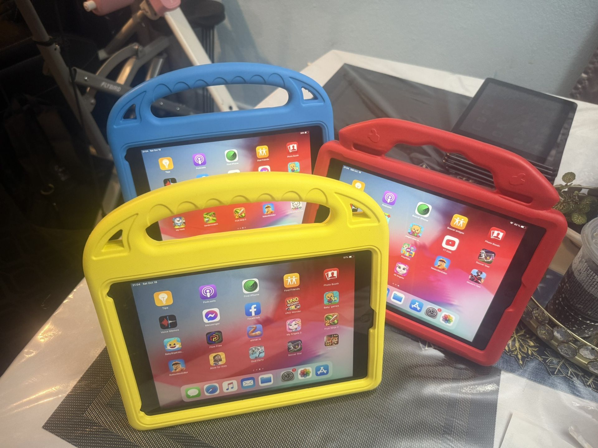 ipad Minis And Big Good Conditions Unlocked 60/85/100🍎🍎🎁.  Good Bless You🙏🙏🚘🚘🚘🏠🏠