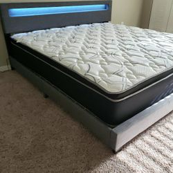 NEW KING-SIZE PILLOW TOP MATTRESS AND BOX SPRING 🆕️