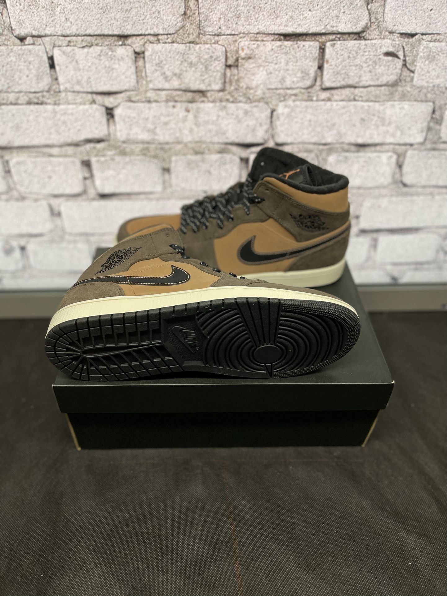Nike Air Jordan 1 Mid Chocolate Size 10.5m / 12w  & Accessories