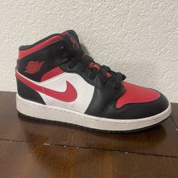 Jordan 1 mid white black red 2022