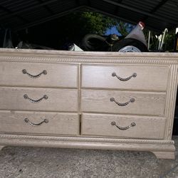 Dresser And 2 Nightstands 