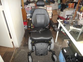 Quantum Q6 Edge Power Wheelchair