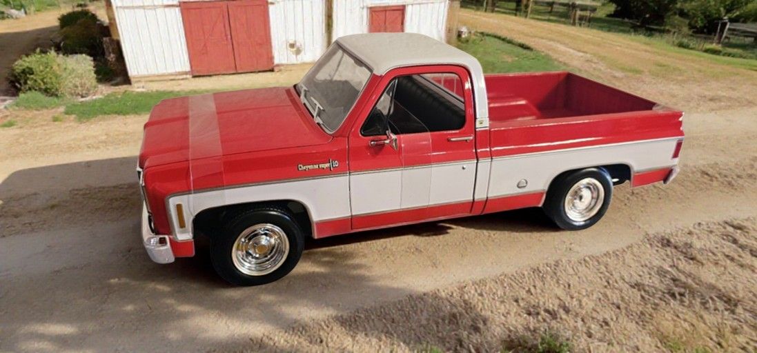 Maisto 1974 Chevrolet C10 Cheyenne Super | Red/White Two Tone 1:18 Diecast Truck
