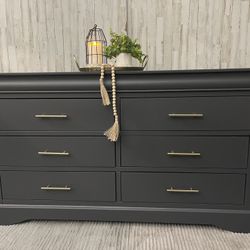 Gorgeous 59.5  Inch Dresser