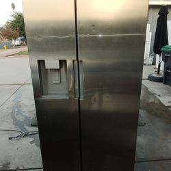 INSIGNIA STAINLESS STEEL REFRIGERATOR 