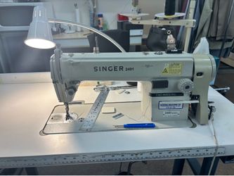 Beautiful singer, sewing machine runs great