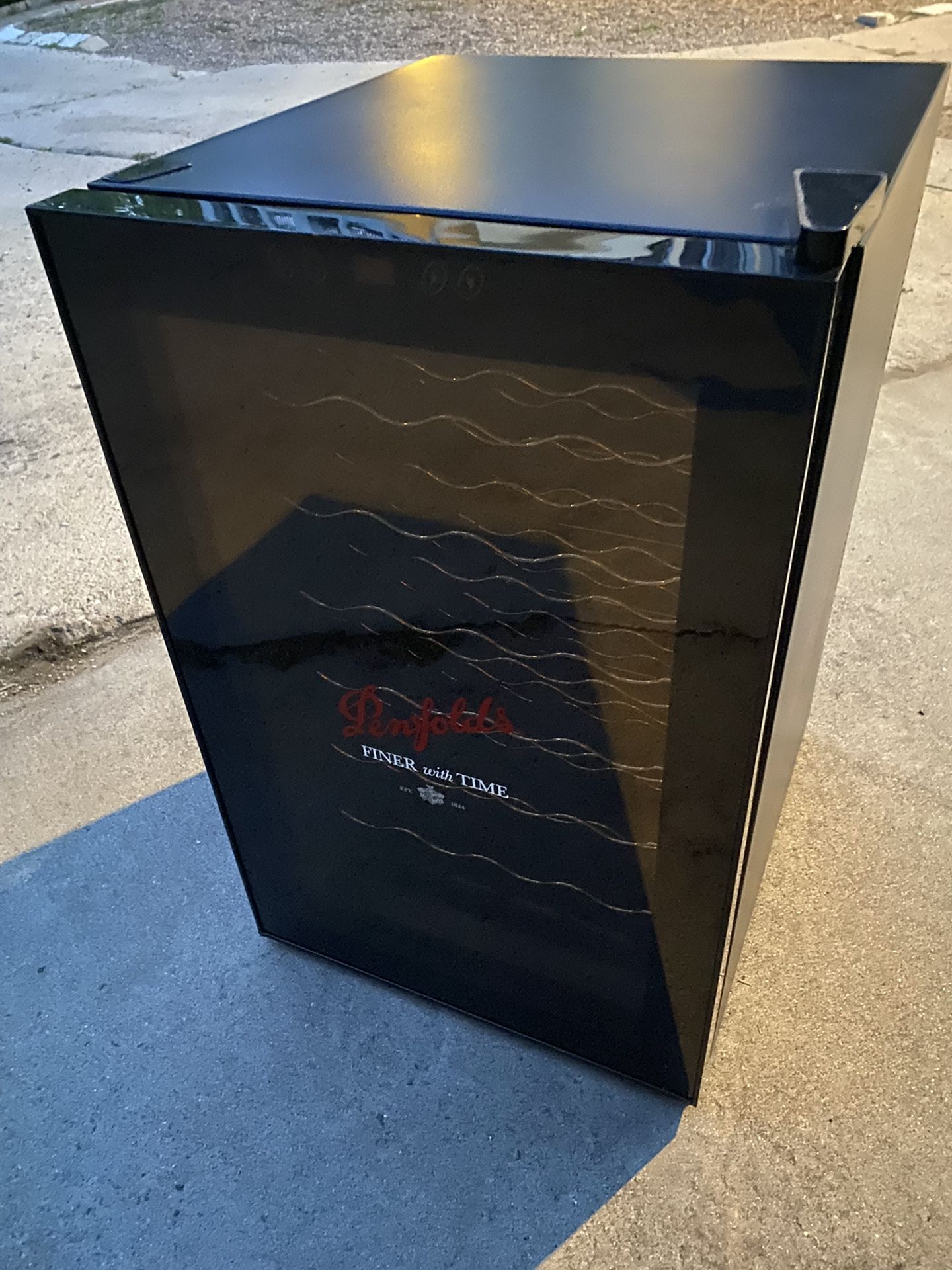 NEWAIR 76 Bottle Invertor Compressor Free Standing Wine/beverage Cooler