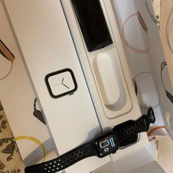 Apple Watch Series 4  40mm Space Gray Aluminum 
