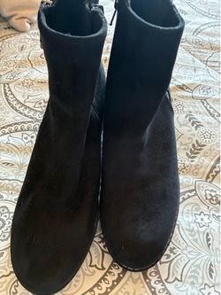 Women’s black boots size 8