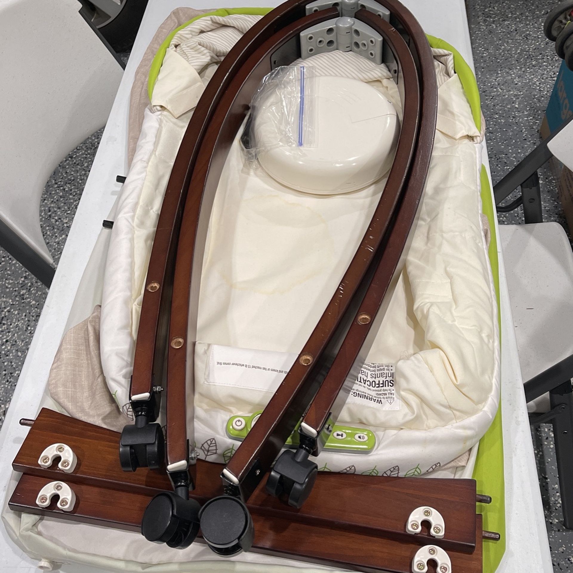 summer bentwood bassinet with motion Used
