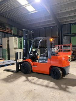 2013 Toyota 8000 lbs capacity forklift
