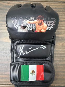 Yair Rodriguez Beckett Witnessed Autographed MMA Training Glove – UFC El Pantera
