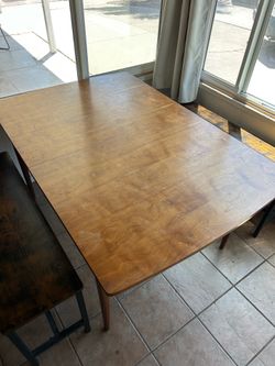 Dining Table with Extension Leaf - Seats Up to 8 - Great Condition