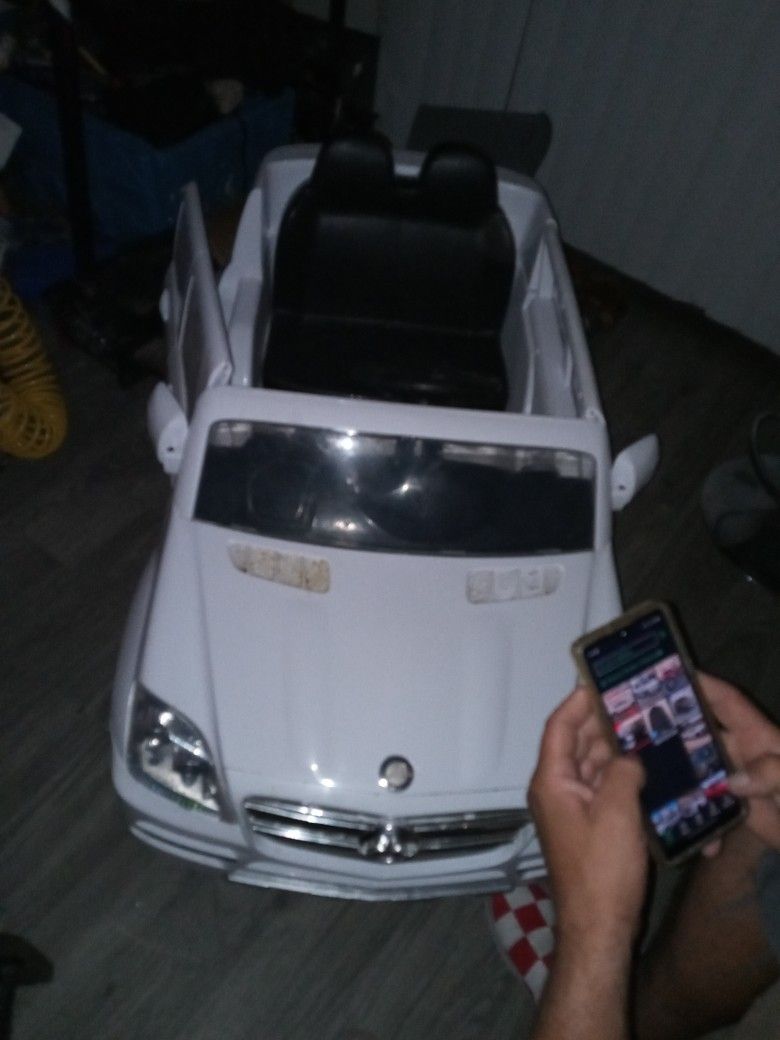 Rollplay 6V Mercedes-Benz GL450 SUV Powered Ride-On - White