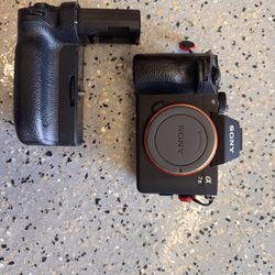 Sony A7iii + Sony Battery Grip - EXCELLENT !!!