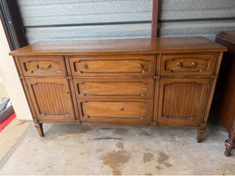 MID CENTURY  VINTAGE DRESSER