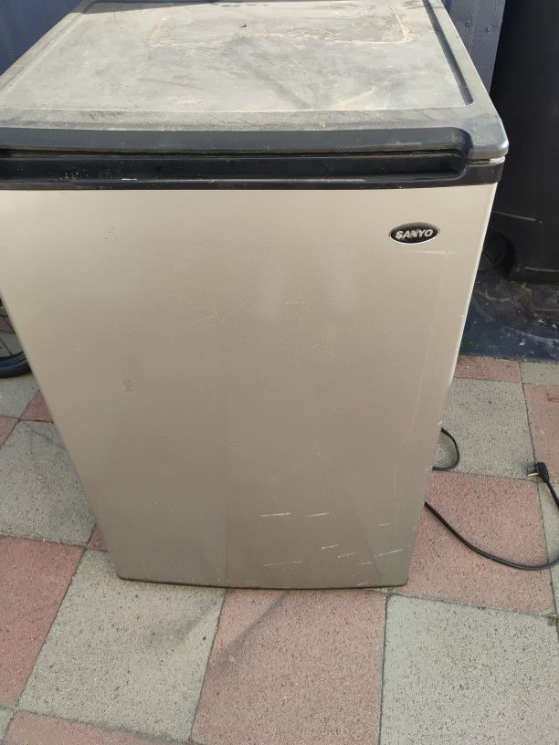 Sanyo Mini Fridge