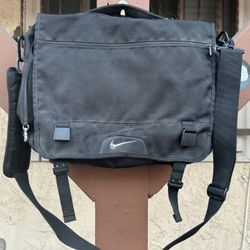 NIKE BLACK BRIEFCASE LOGO MESSENGER BAG NIK SPORTWEAR ESSENTIALS ACCESSORY