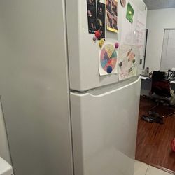 LG 20 CU FT REFRIGERATOR (WHITE W/ OPTIONAL ICE MAKER)