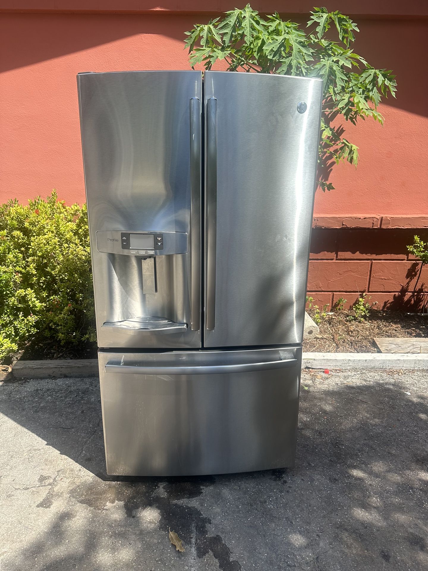 GE Profile 27.7 Cu. Ft. FrenchDoor Refrigerator for Sale in Fort Myers